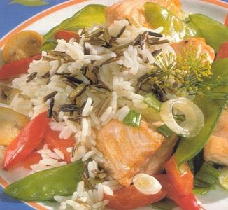 Филе лосося с овощами и рисом