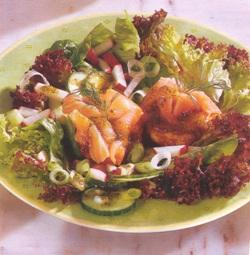 Огуречный салат с лососем