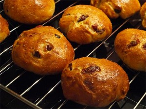 Рецепт - Сдобные булочки с сухофруктами