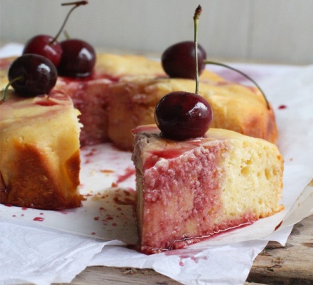 Рецепт - Йогуртовый пирог со сладкими вишнями в вине
