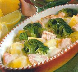 Картофельная запеканка с лососем и броколли