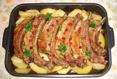 Рёбрышки свиные с картошкой в духовке