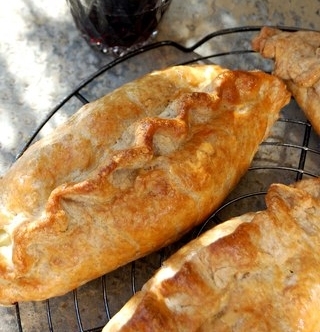 Рецепт - Пирожки с картошкой, кислой капустой и сыром