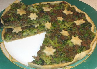 Рецепт - Открытый пирог с брокколи и охотничьими колбасками