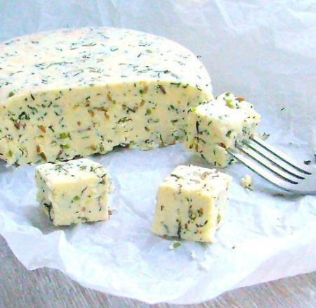 Рецепт - Домашний сыр с зеленью и тмином