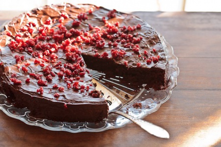 Рецепт - Шоколадный торт без муки с клюквой