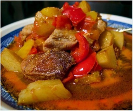 Рецепт - Мясо с томатами, перцем и картофелем