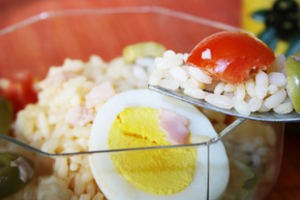 Рецепт - Вкусный рисовый салат с овощами и яйцом