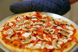 Рецепт - Пицца с грибами и луком