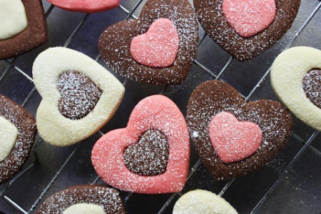 Рецепт двухцветных печенинок сердечек на 14 февраля