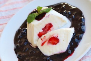 Рецепт десерта из маскарпоне с ягодным соусом на 8 марта