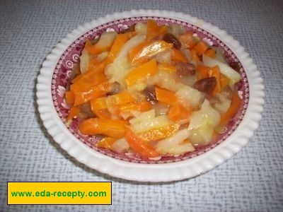 Цимес из моркови, яблок и изюма